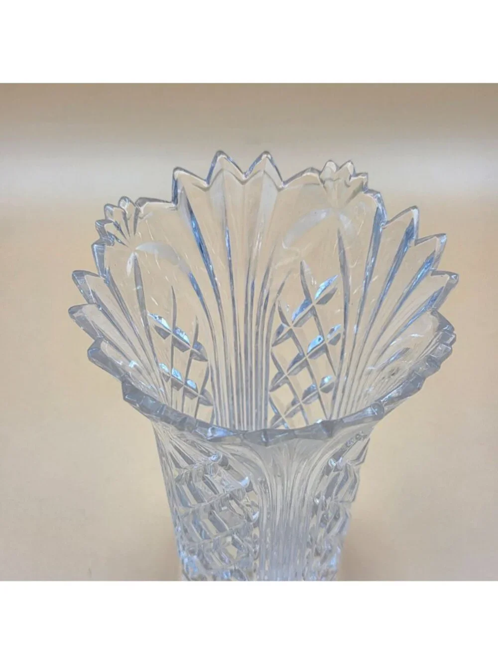 Crystal Clear Industries Meridian Criss Cross Scalloped Edge Flower Vase - Picture 3 of 6